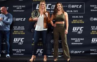 Coletiva do UFC 196 em Las Vegas - Holly Holm e Miesha Tate posam diante das cmeras