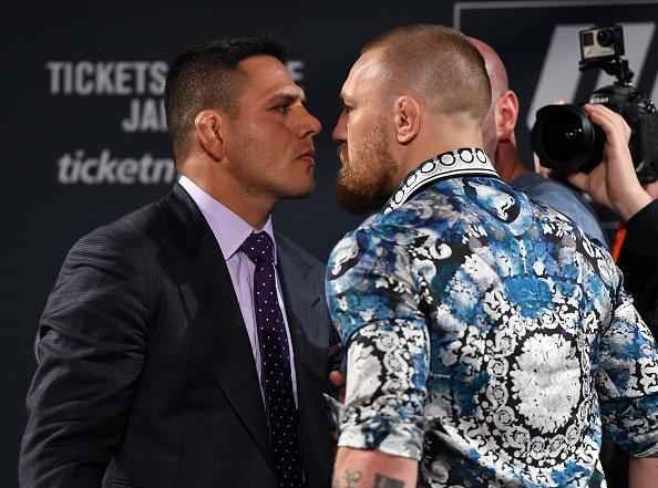 Coletiva do UFC 196 em Las Vegas - Detalhe da encarada entre Dos Anjos e McGregor