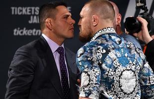 Coletiva do UFC 196 em Las Vegas - Detalhe da encarada entre Dos Anjos e McGregor