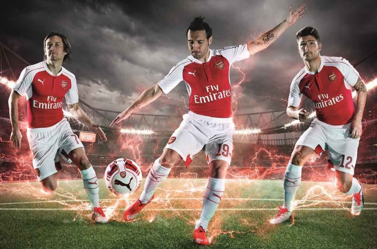 3 lugar: camiseta titular do Arsenal (temporada 2015/16)