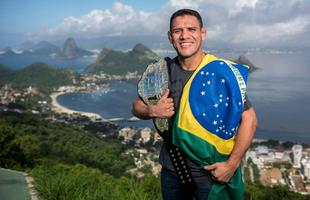 Rafael dos Anjos posa com cinturo e bandeira do Brasil no Rio de Janeiro