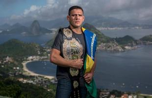 Rafael dos Anjos posa com cinturo e bandeira do Brasil no Rio de Janeiro