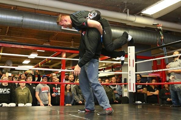 Treino aberto do UFC on Fox 18 - Duelo de 'Telecatch' entre Josh Barnett e um mascarado