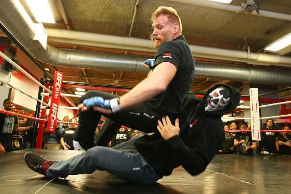 Treino aberto do UFC on Fox 18 - Duelo de 'Telecatch' entre Josh Barnett e um mascarado