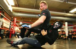 Treino aberto do UFC on Fox 18 - Duelo de 'Telecatch' entre Josh Barnett e um mascarado