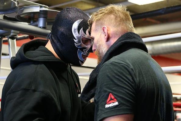 Treino aberto do UFC on Fox 18 - Duelo de 'Telecatch' entre Josh Barnett e um mascarado