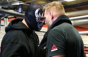 Treino aberto do UFC on Fox 18 - Duelo de 'Telecatch' entre Josh Barnett e um mascarado