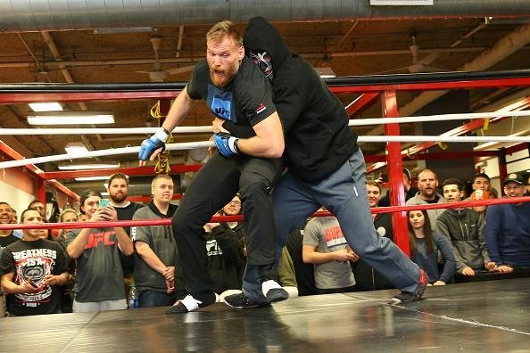 Treino aberto do UFC on Fox 18 - Duelo de 'Telecatch' entre Josh Barnett e um mascarado