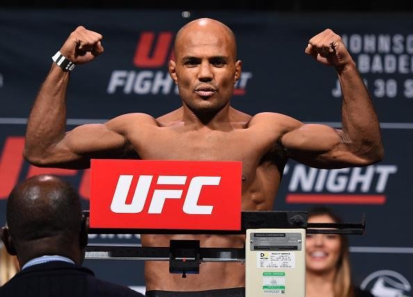 Pesagem do UFC on Fox 18 - Mineiro Wilson Reis sobe na balana e bate o peso