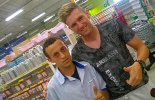 Torcedor Rodney Fernando, que trabalha em uma unidade do Supermercado Epa, tem fotos com vrios jogadores 