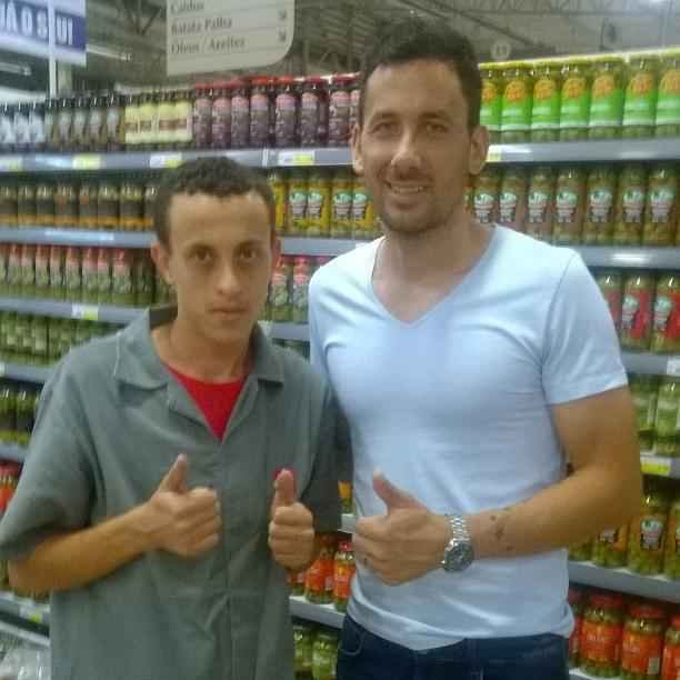 Torcedor Rodney Fernando, que trabalha em uma unidade do Supermercado Epa, tem fotos com vrios jogadores 