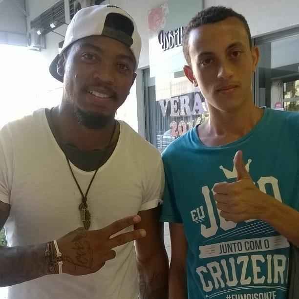 Torcedor Rodney Fernando, que trabalha em uma unidade do Supermercado Epa, tem fotos com vrios jogadores 