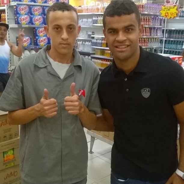 Torcedor Rodney Fernando, que trabalha em uma unidade do Supermercado Epa, tem fotos com vrios jogadores 