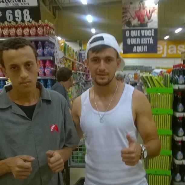 Torcedor Rodney Fernando, que trabalha em uma unidade do Supermercado Epa, tem fotos com vrios jogadores 