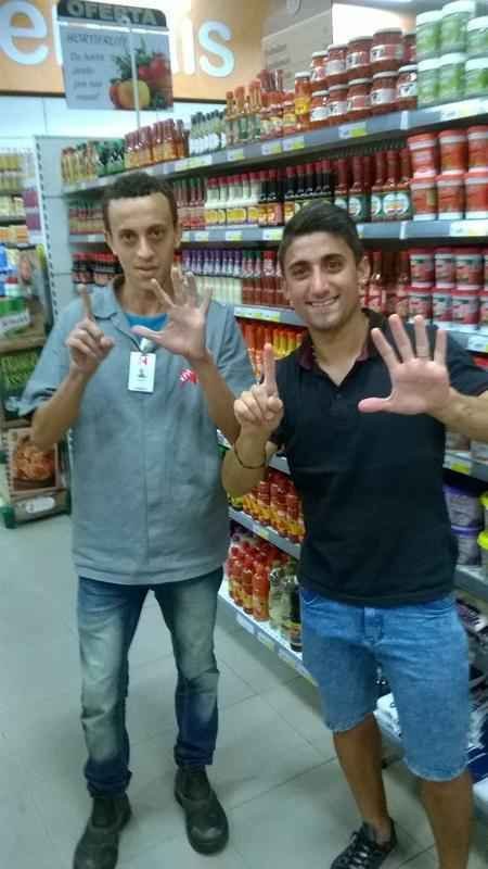 Torcedor Rodney Fernando, que trabalha em uma unidade do Supermercado Epa, tem fotos com vrios jogadores 