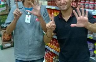 Torcedor Rodney Fernando, que trabalha em uma unidade do Supermercado Epa, tem fotos com vrios jogadores 