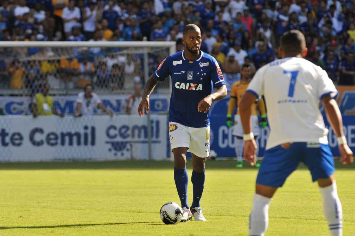 Lances do jogo entre Cruzeiro e URT, no Mineiro, pela primeira rodada do Campeonato Mineiro 2016