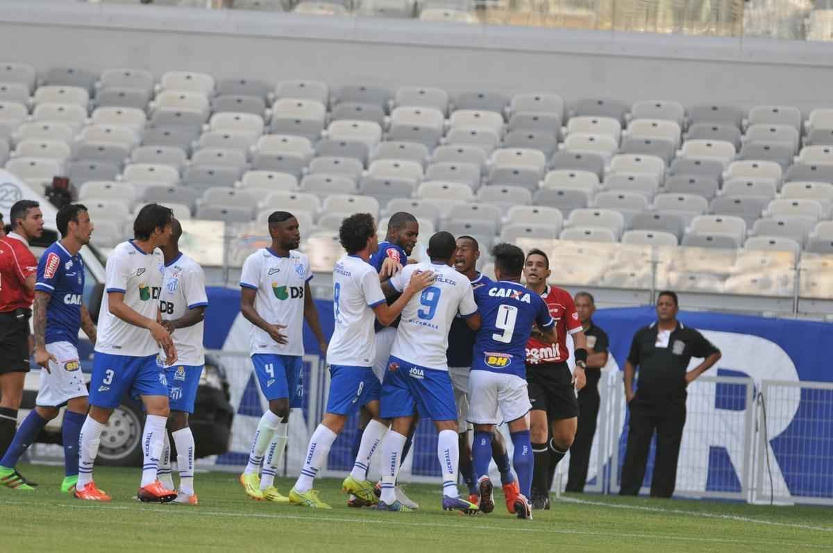 Momento em que lateral Fabrcio, do Cruzeiro, discutiu com atacante Fbio Santos da URT