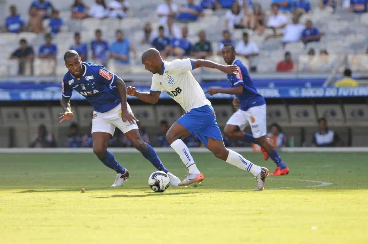 Lances do jogo entre Cruzeiro e URT, no Mineiro, pela primeira rodada do Campeonato Mineiro 2016