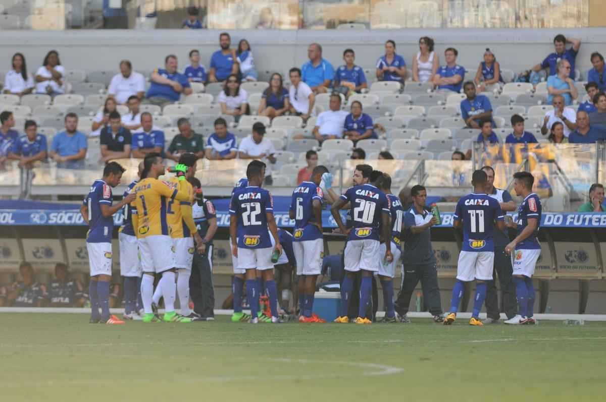 Lances do jogo entre Cruzeiro e URT, no Mineiro, pela primeira rodada do Campeonato Mineiro 2016