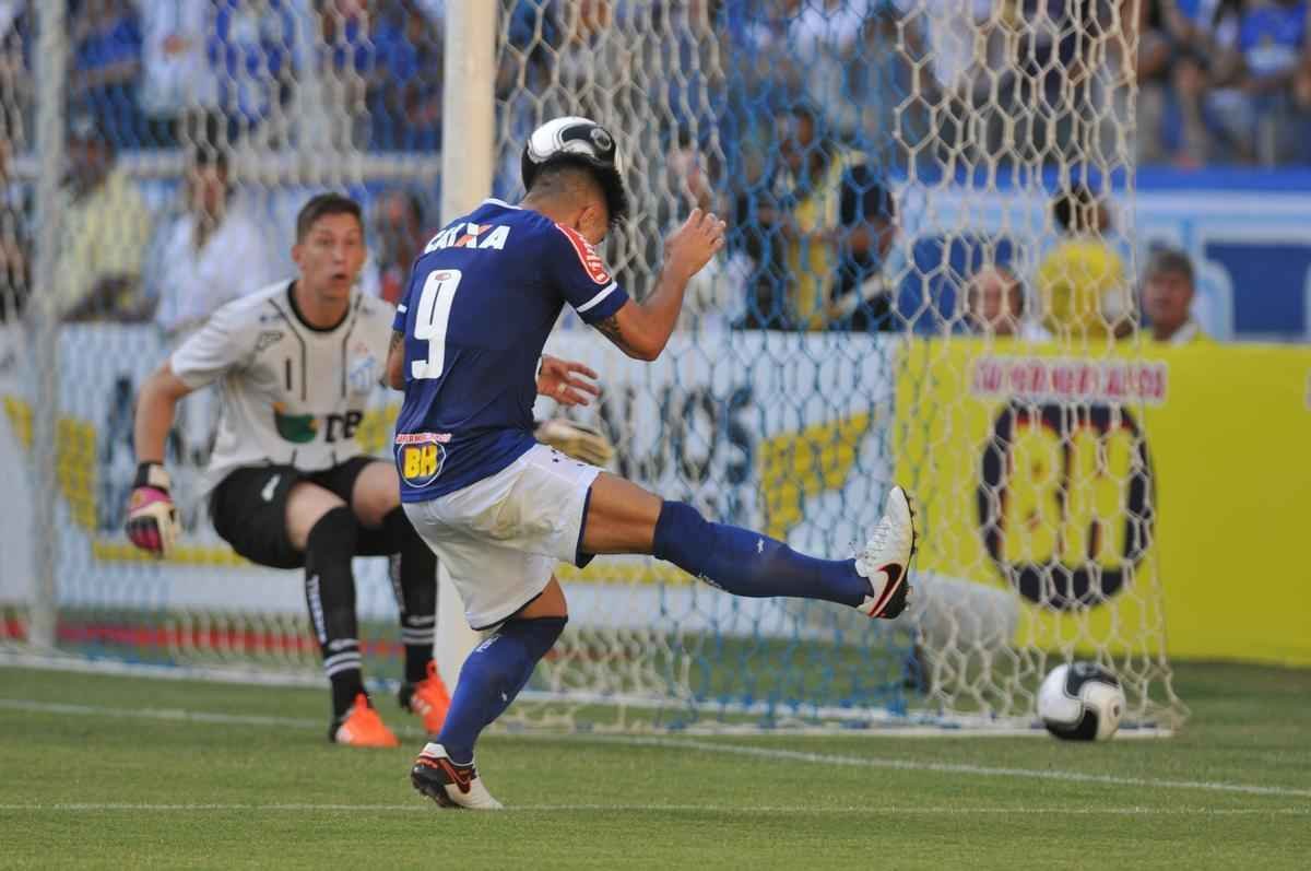 Lances do jogo entre Cruzeiro e URT, no Mineiro, pela primeira rodada do Campeonato Mineiro 2016