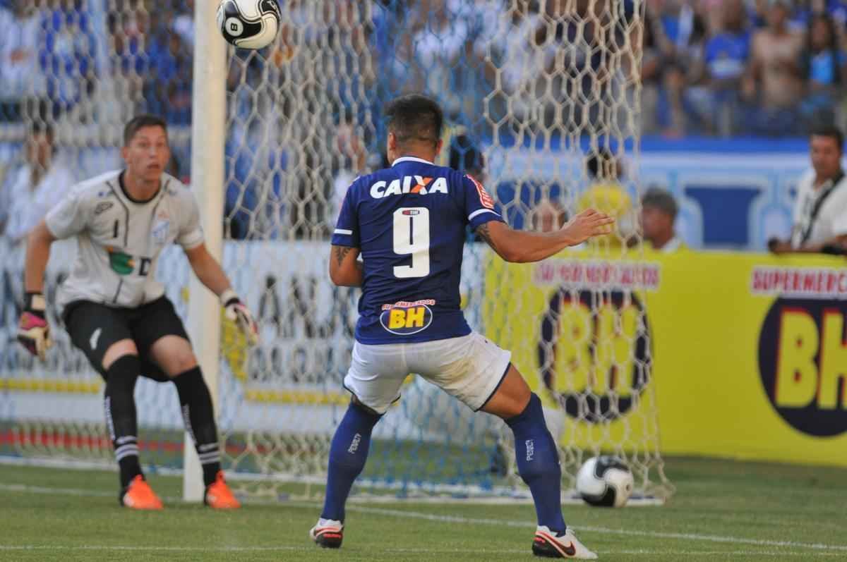 Lances do jogo entre Cruzeiro e URT, no Mineiro, pela primeira rodada do Campeonato Mineiro 2016