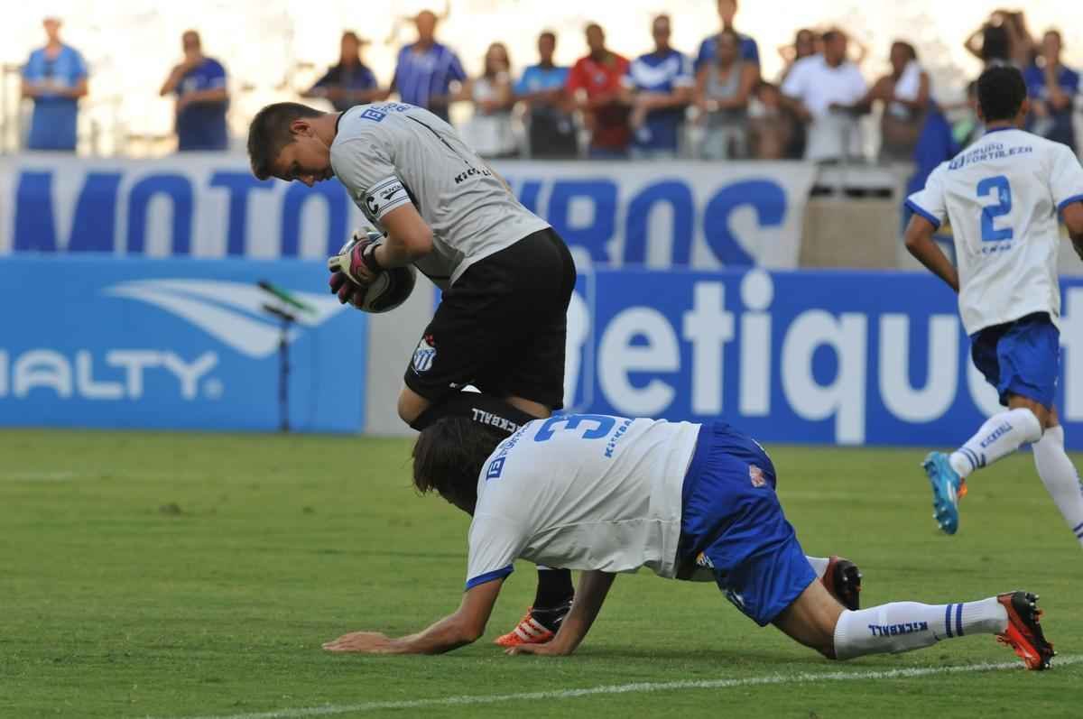 Lances do jogo entre Cruzeiro e URT, no Mineiro, pela primeira rodada do Campeonato Mineiro 2016