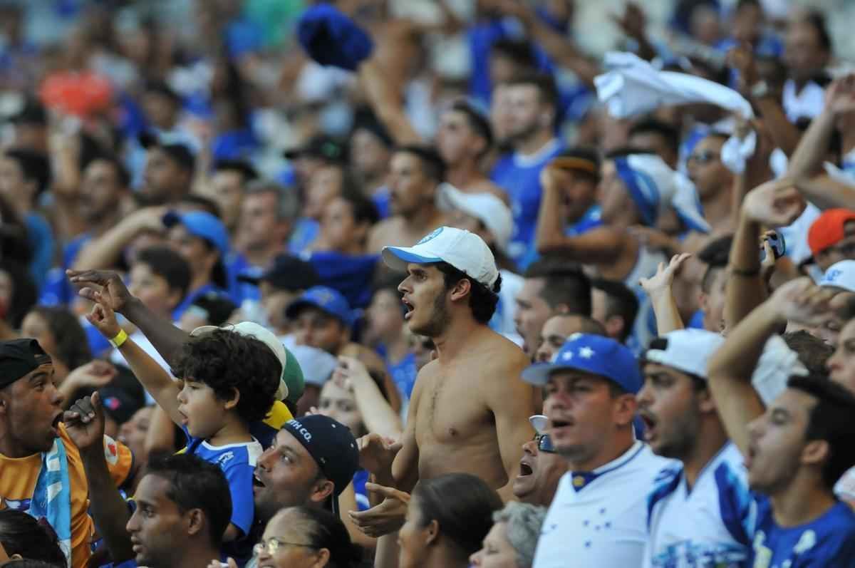 Lances do jogo entre Cruzeiro e URT, no Mineiro, pela primeira rodada do Campeonato Mineiro 2016