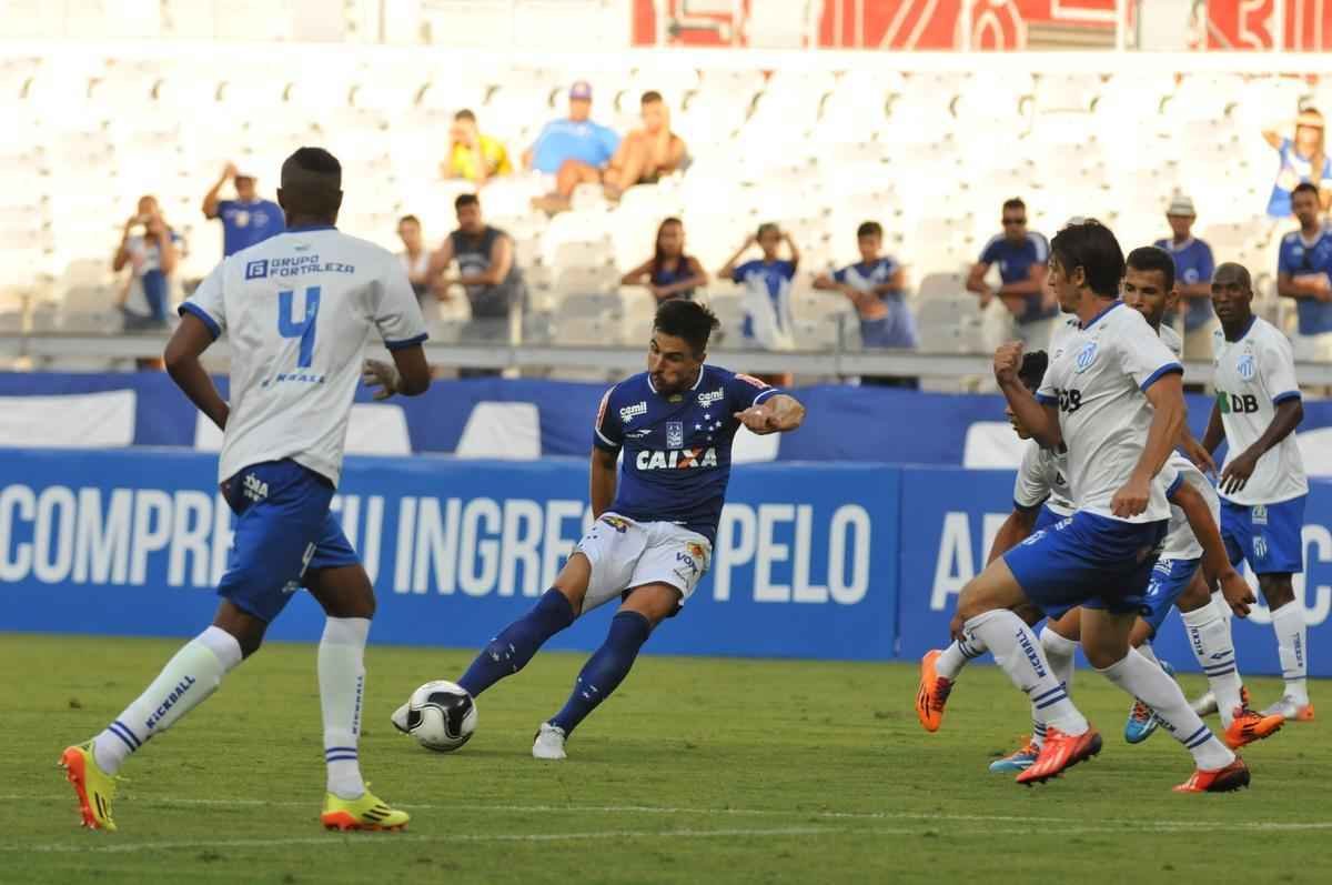Lances do jogo entre Cruzeiro e URT, no Mineiro, pela primeira rodada do Campeonato Mineiro 2016