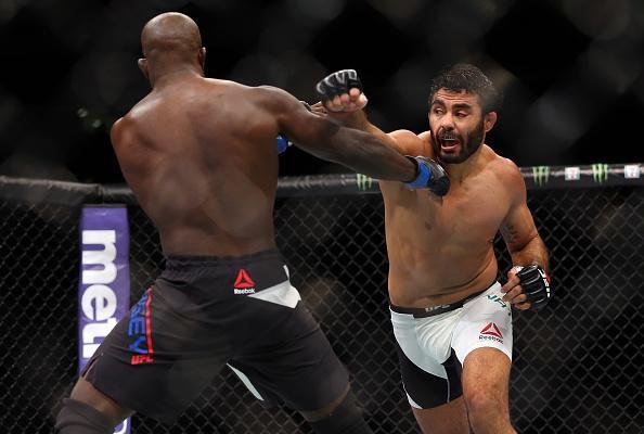 Com atuao dominante, Rafael 'Sapo' Natal venceu Kevin Casey no card preliminar do UFC em Newark, por nocaute tcnico, a 3min37seg do terceiro round, e emplacou melhor sequncia positiva na organizao 
