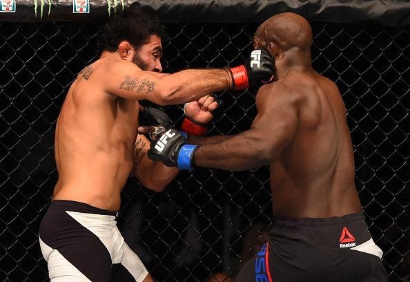 Com atuao dominante, Rafael 'Sapo' Natal venceu Kevin Casey no card preliminar do UFC em Newark, por nocaute tcnico, a 3min37seg do terceiro round, e emplacou melhor sequncia positiva na organizao 