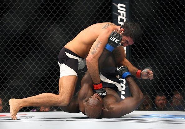 Com atuao dominante, Rafael 'Sapo' Natal venceu Kevin Casey no card preliminar do UFC em Newark, por nocaute tcnico, a 3min37seg do terceiro round, e emplacou melhor sequncia positiva na organizao 