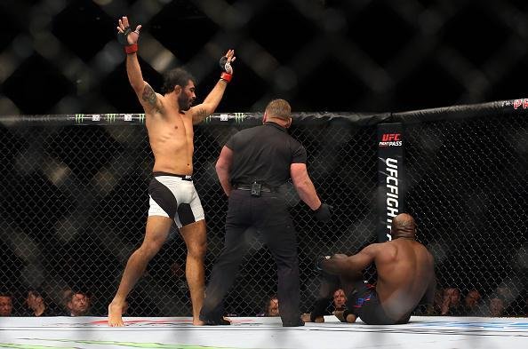 Com atuao dominante, Rafael 'Sapo' Natal venceu Kevin Casey no card preliminar do UFC em Newark, por nocaute tcnico, a 3min37seg do terceiro round, e emplacou melhor sequncia positiva na organizao 