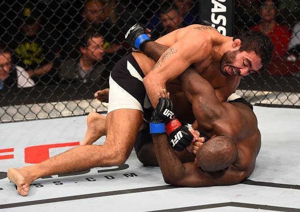 Com atuao dominante, Rafael 'Sapo' Natal venceu Kevin Casey no card preliminar do UFC em Newark, por nocaute tcnico, a 3min37seg do terceiro round, e emplacou melhor sequncia positiva na organizao 