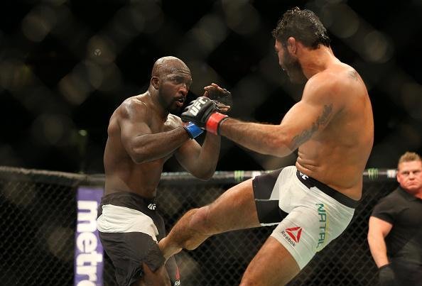 Com atuao dominante, Rafael 'Sapo' Natal venceu Kevin Casey no card preliminar do UFC em Newark, por nocaute tcnico, a 3min37seg do terceiro round, e emplacou melhor sequncia positiva na organizao 