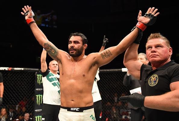 Com atuao dominante, Rafael 'Sapo' Natal venceu Kevin Casey no card preliminar do UFC em Newark, por nocaute tcnico, a 3min37seg do terceiro round, e emplacou melhor sequncia positiva na organizao 