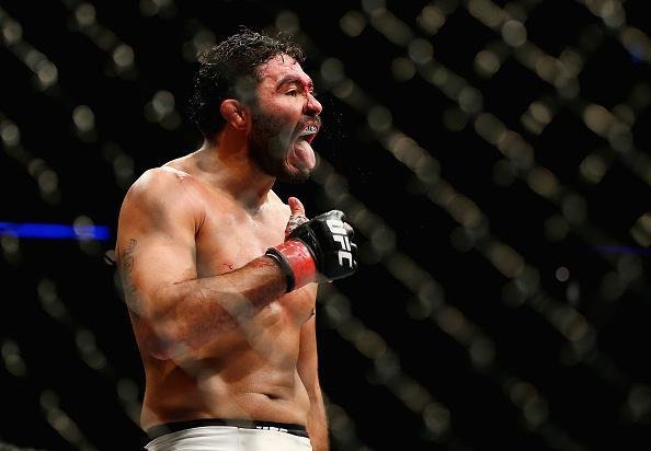 Com atuao dominante, Rafael 'Sapo' Natal venceu Kevin Casey no card preliminar do UFC em Newark, por nocaute tcnico, a 3min37seg do terceiro round, e emplacou melhor sequncia positiva na organizao 