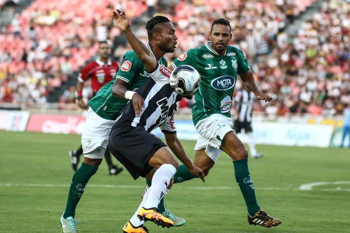 Imagens do jogo entre Uberlndia e Atltico, no Parque do Sabi, pela abertura do Mineiro