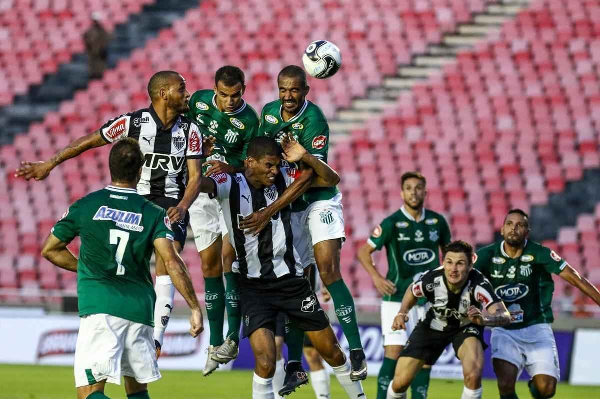 Imagens do jogo entre Uberlndia e Atltico, no Parque do Sabi, pela abertura do Mineiro