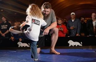 Treino aberto do UFC Fight Night 82 - Roy Nelson brinca com o filho na atividade