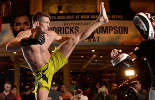Treino aberto do UFC Fight Night 82 - Stephen Thompson trabalha chutes altos