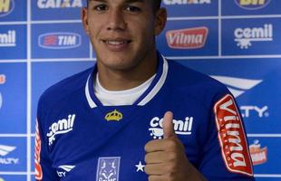 Lucas Romero, de 21 anos, foi apresentado como novo volante do Cruzeiro na Toca da Raposa II