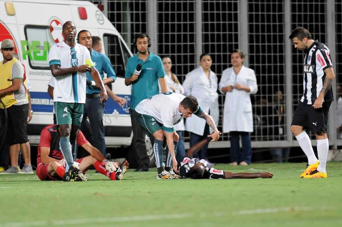No ltimo lance da vitria alvinegra diante da Caldense, no Independncia, o atacante Hyuri protagonizou uma trombada dura com o goleiro adversrio