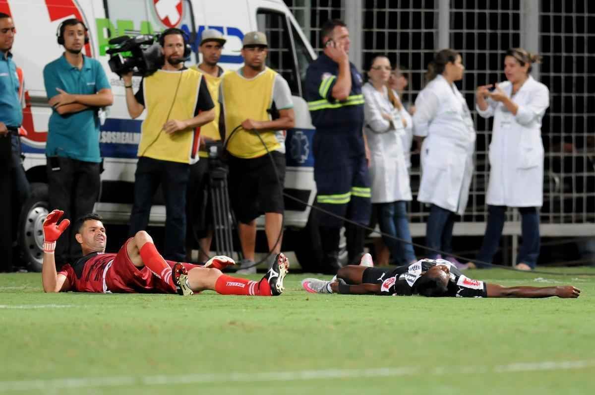 No ltimo lance da vitria alvinegra diante da Caldense, no Independncia, o atacante Hyuri protagonizou uma trombada dura com o goleiro adversrio