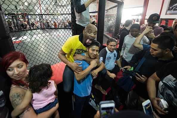 Protagonistas do evento, Anderson Silva e Michael Michael Bisping participaram de treino aberto para promover o UFC em Londres 