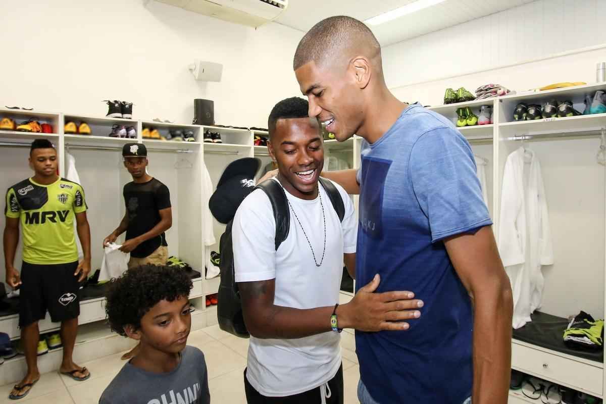 Confira imagens da chegada e da apresentao de Robinho no Atltico