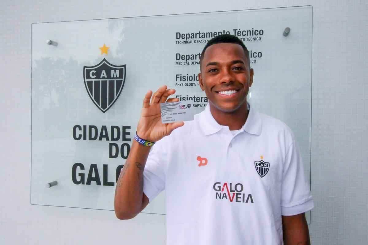 Confira imagens da chegada e da apresentao de Robinho no Atltico