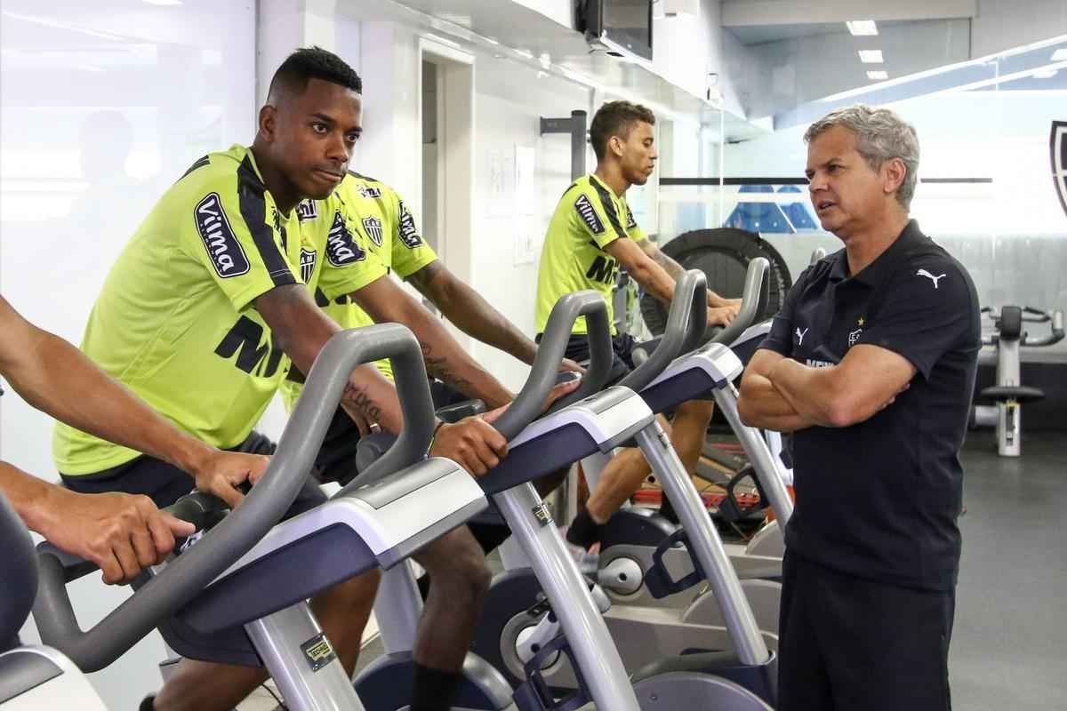 Confira imagens da chegada e da apresentao de Robinho no Atltico