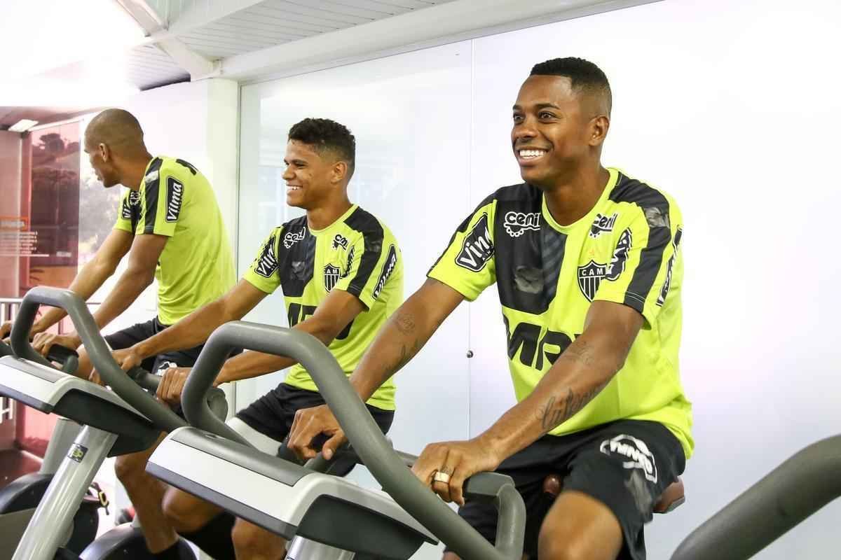 Confira imagens da chegada e da apresentao de Robinho no Atltico