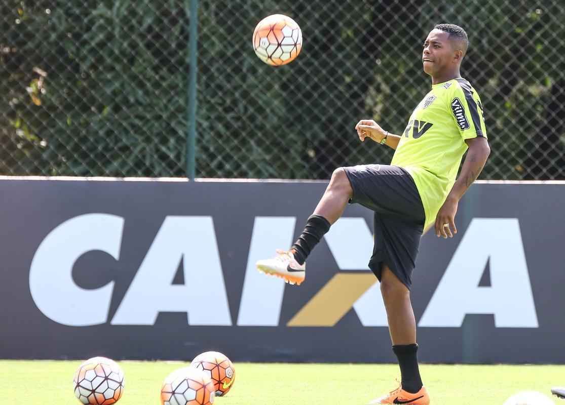 Confira imagens da chegada e da apresentao de Robinho no Atltico